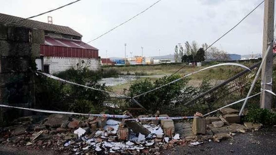 El muro de una parcela cedió ante las rachas de viento en Santa Tegra.