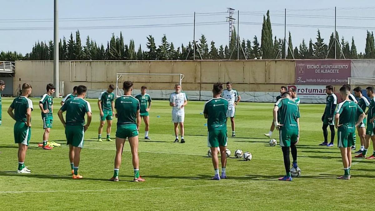 Jacobo Montes da instrucciones en el entrenamiento de ayer en la Ciudad Deportiva Andrés Iniesta. |  // CORUXO FC