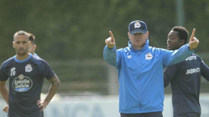 Pepe Mel da instrucciones entre Guilherme y Marlos Moreno.