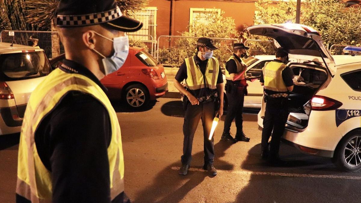 La Policía Local durante un reciente control de tráfico durante la actual pandemia