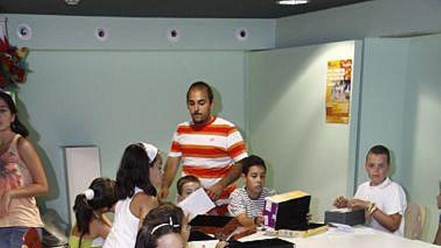 Los niños asistentes durante la realización del taller, ayer.