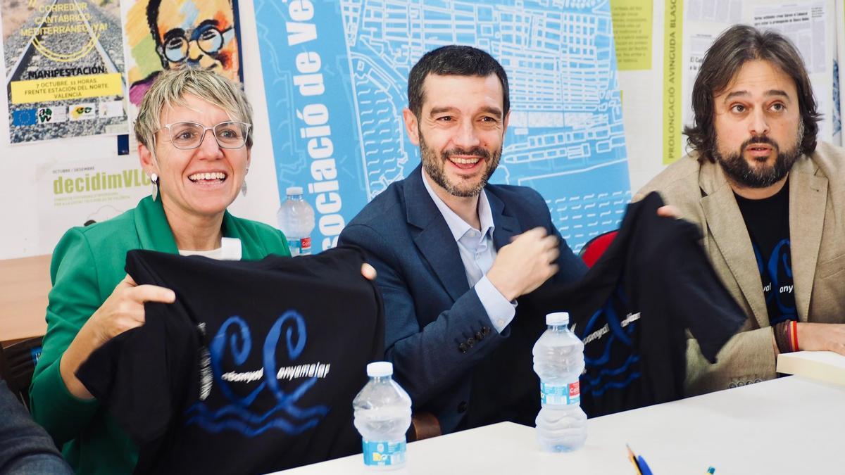 Papi Robles y Pablo Bustinduy posan con una camiseta de Cabanyal-Canyamelar.