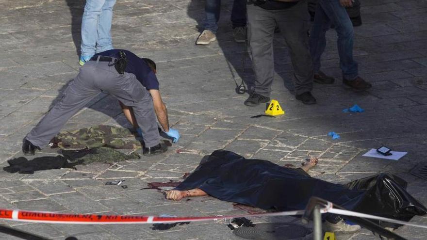 Cadáver del palestino abatido ayer en la Puerta de Damasco de Jerusalén tras intentar acuchillar a un policía.