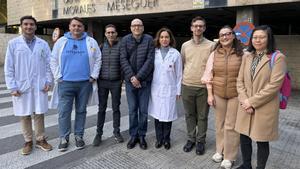 Los doctores Paqui Ferrer (4d) y Pablo Pelegrín (3i), directores de los equipos de investigación del Instituto Murciano de Investigación Biosanitaria (IMIB), junto al resto del equipo, y el paciente (c), José Francisco Marín.