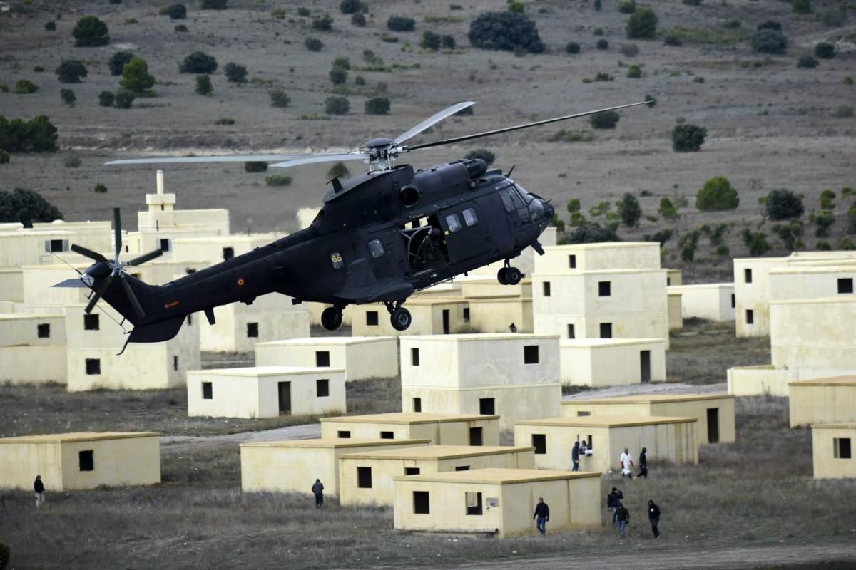 Maniobras militares en la base de San Gregorio