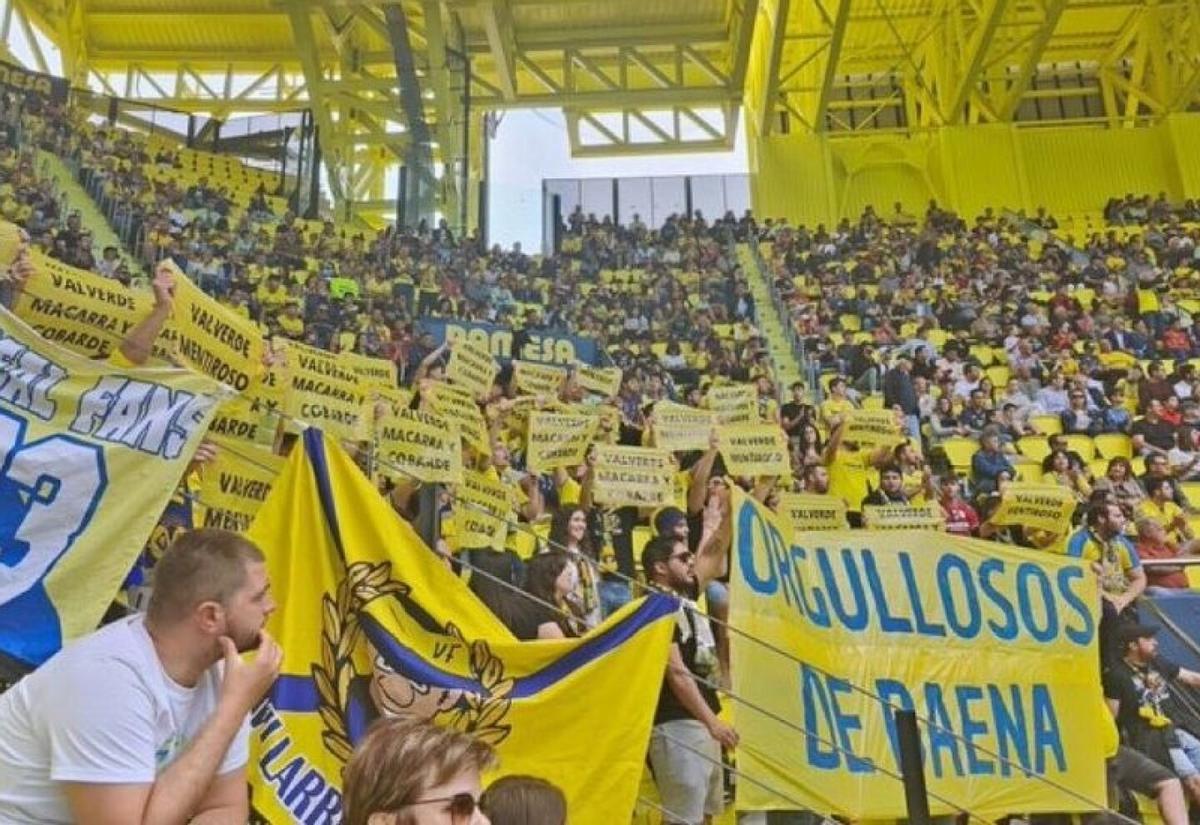 Los aficionados del Villarreal desplegan una pancarta a favor de Álex Baena.