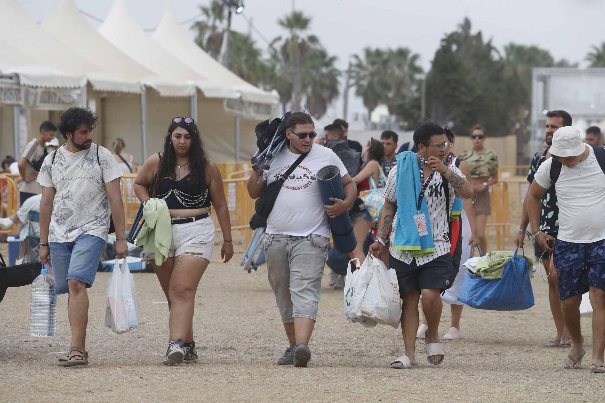 Los acampados en el Medusa comienzan a abandonar Cullera