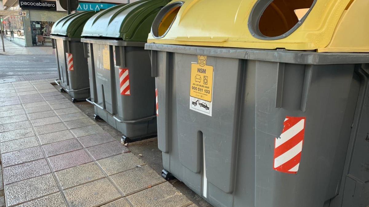 El teléfono para la recogida de enseres y electrodomésticos aparece en los contenedores.