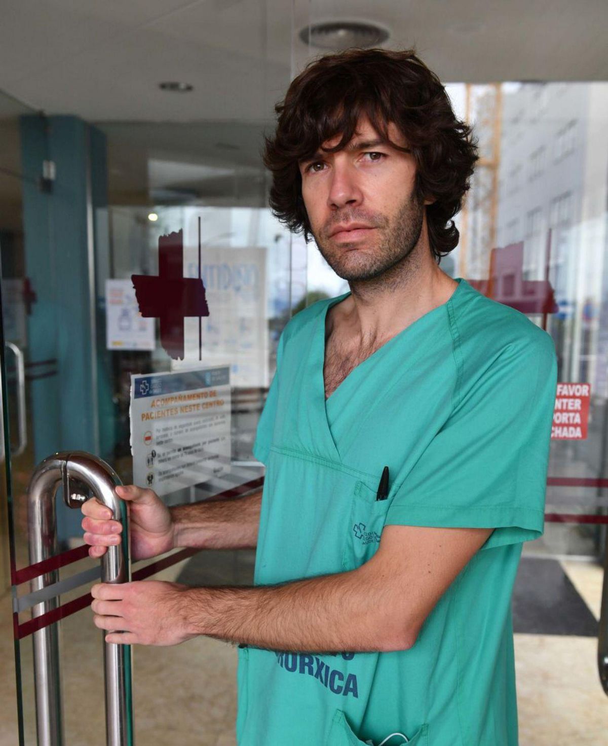 Álvaro Mena, en el Hospital Universitario de A Coruña. | // VÍCTOR ECHAVE