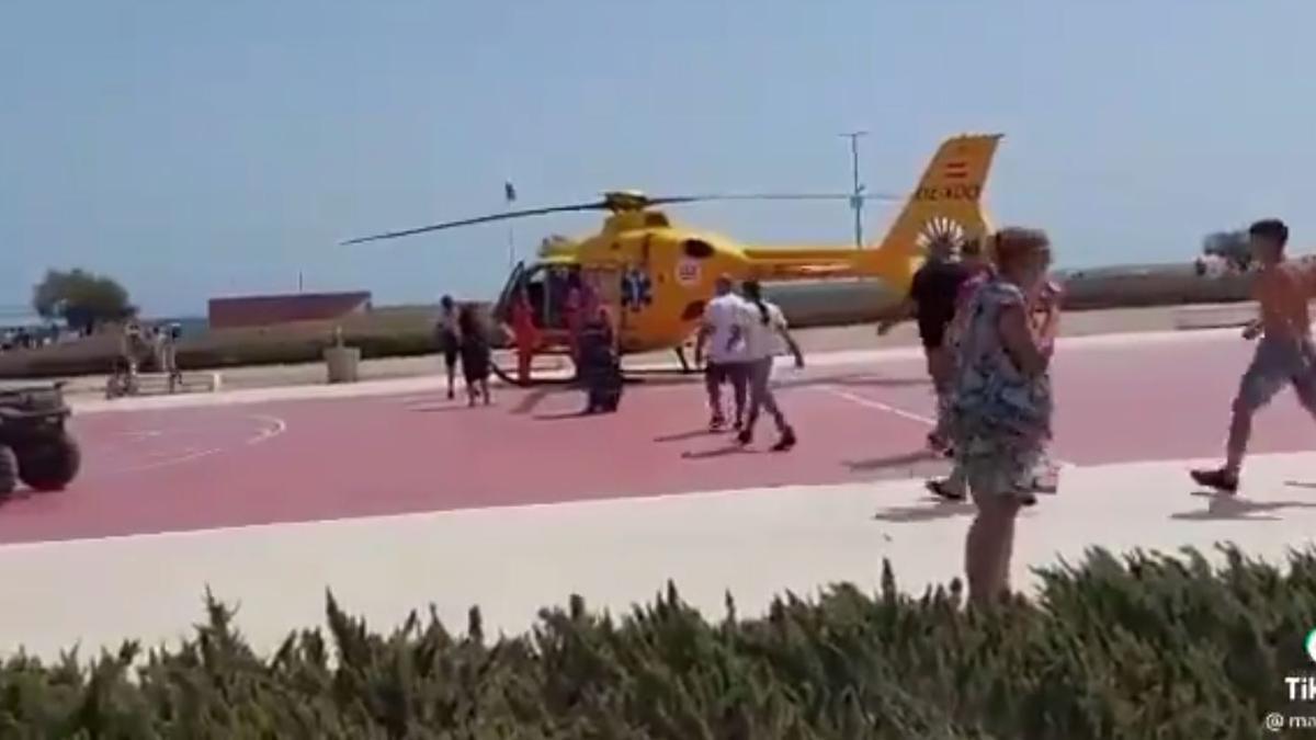 El moment en el què els marxants es dirigeixen cap a l&#039;helicòpter aterrat a Empuriabrava