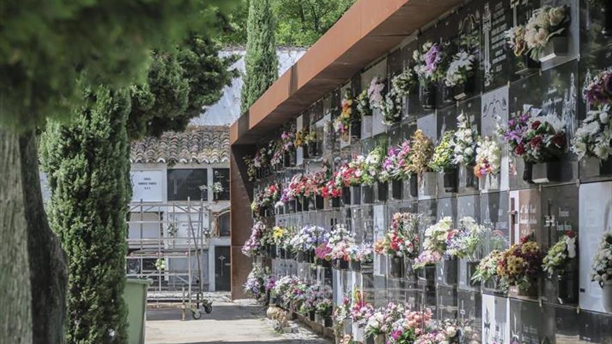 Diez empresas optan a ampliar el cementerio