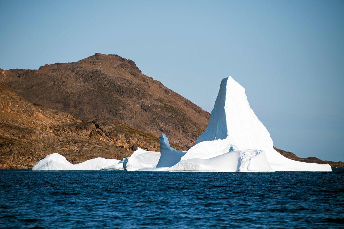 Iceberg junt a la isla de Kulusuk en Groenlandia