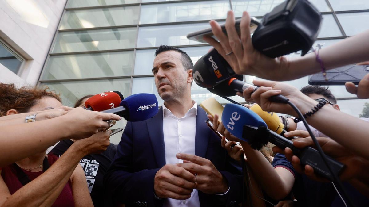 El presidente de la Diputación, Vicent Mompó, a la salida del juzgado.