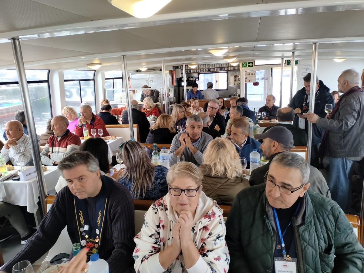 Participantes en la ruta marítima realizada ayer.