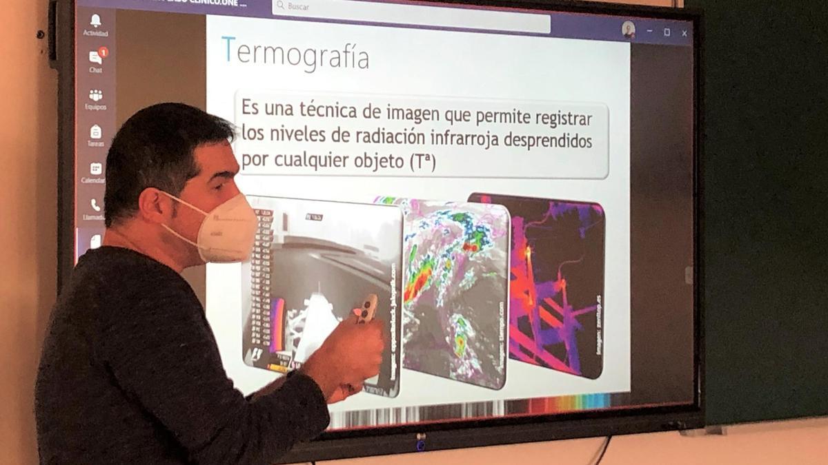 Javier Molina durante la sesión de uso de las técnicas de imagen y su aplicación clínica