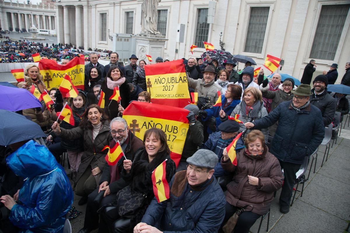 Peregrinos caravaqueños, durante una audiencia en la plaza de San Pedro