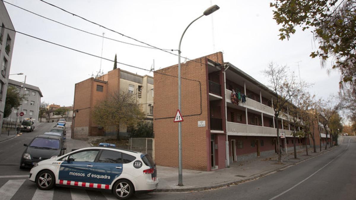 Un coche de los Mossos d'Esquadra en la calle Vicenç Montal, este miércoles, en el barrio de la Trinitat.