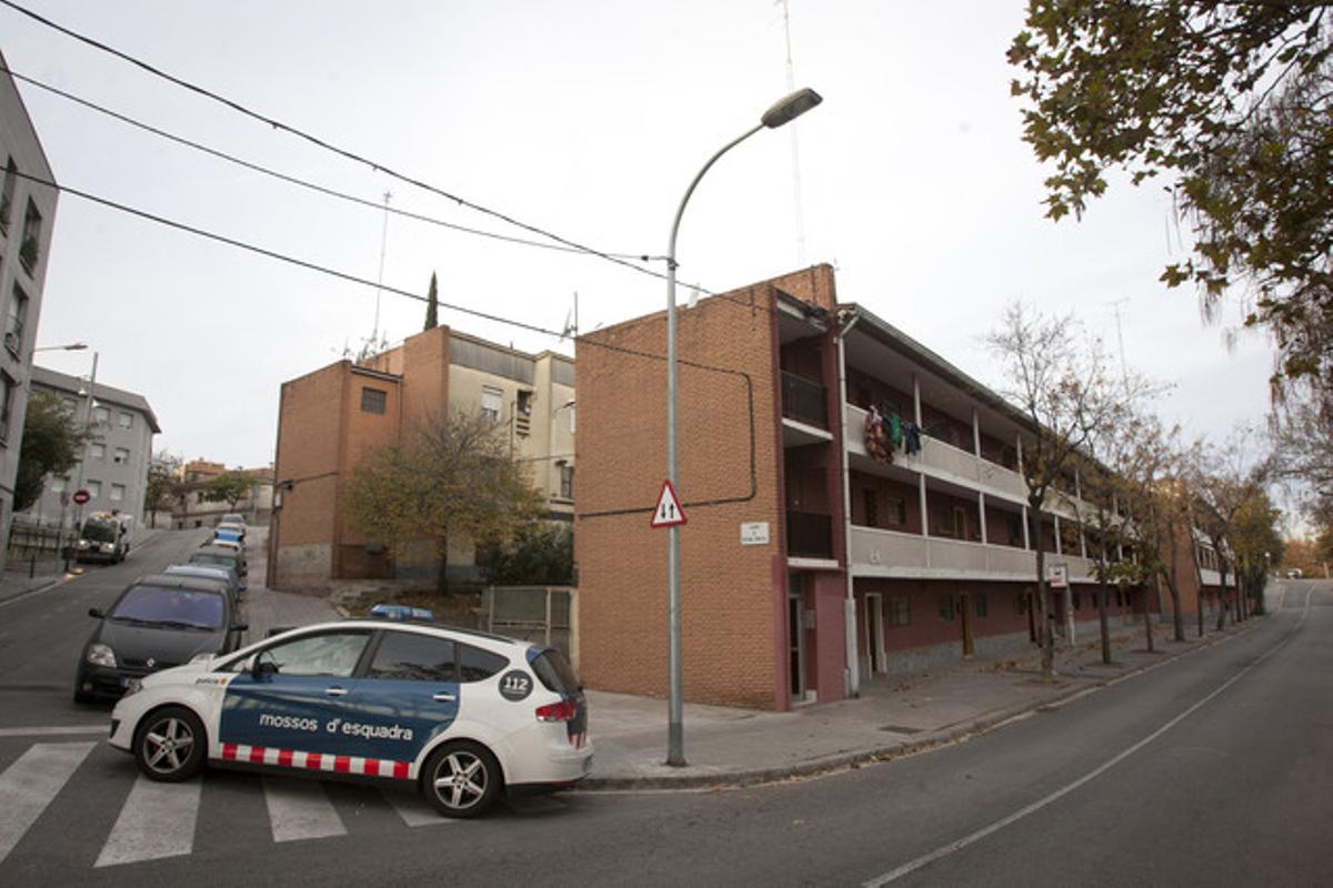 Un cotxe dels Mossos d’Esquadra al carrer Vicenç Montal, aquest dimecres, al barri de la Trinitat.