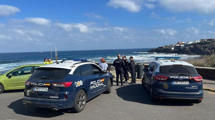 Dos personas en apuros en la Playa del Hombre