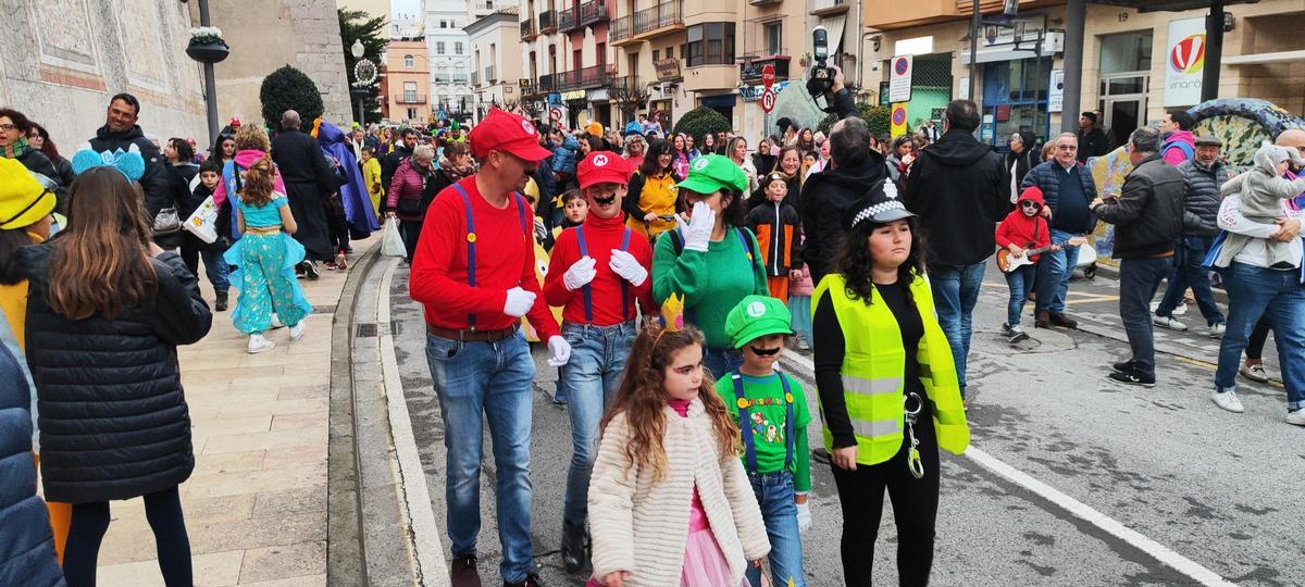 Luigi y Mario 'se han colado' en el desfile infantil.