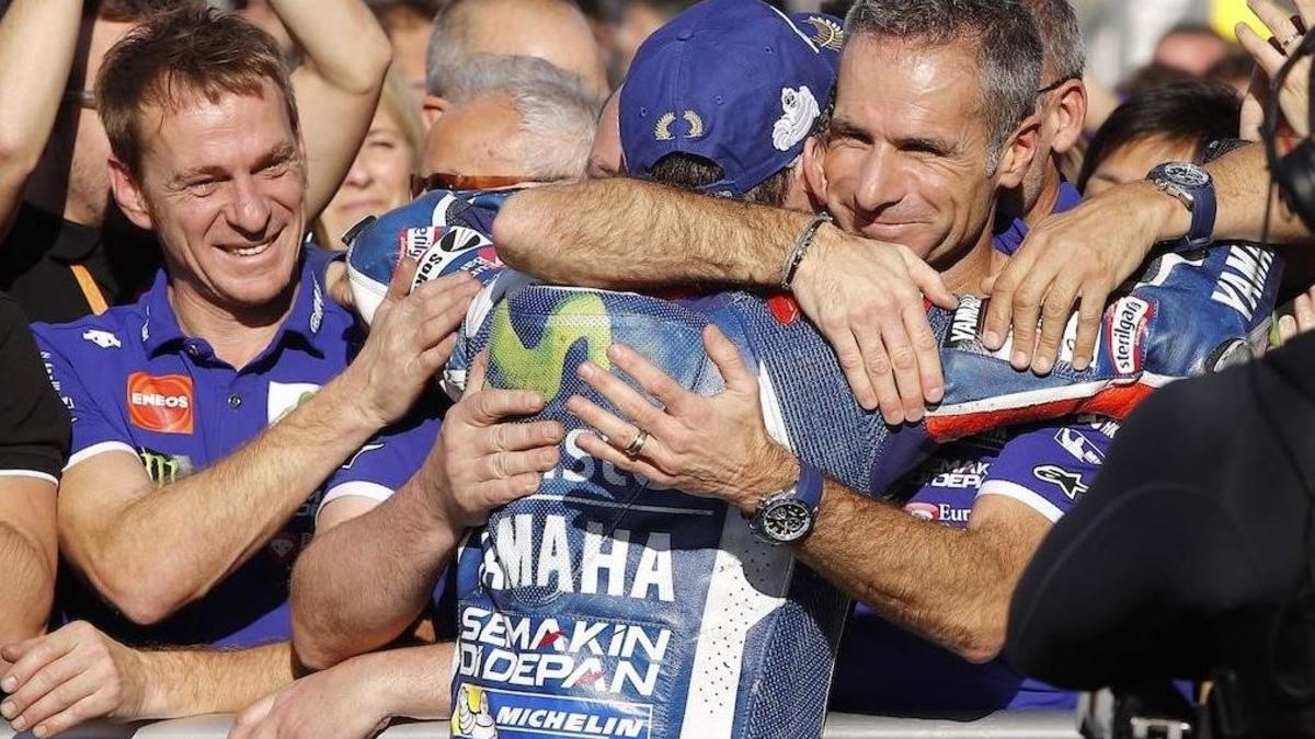 33 Abrazo inolvidable 8Jorge Lorenzo se despide, bajo el podio de Cheste, de su telemétrico Davide Marelli, a la derecha, el hombre de los datos.