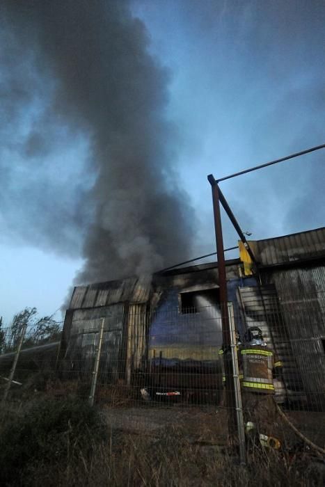 Arde una tienda de neumáticos en Murcia