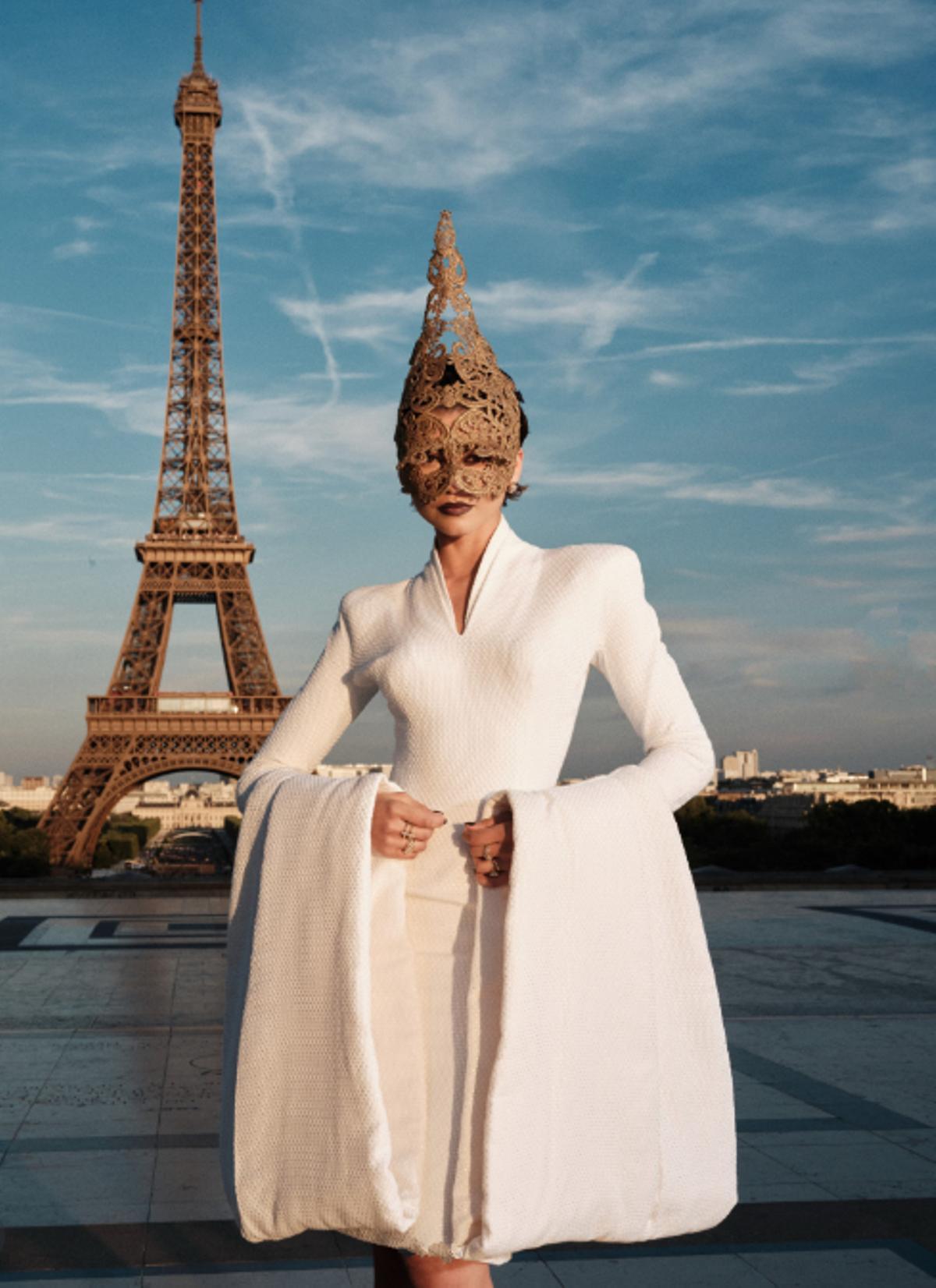 Zendaya, en París, con un Givenchy alta costura primavera 1997, perteneciente al debut de Alexander McQueen en la casa.