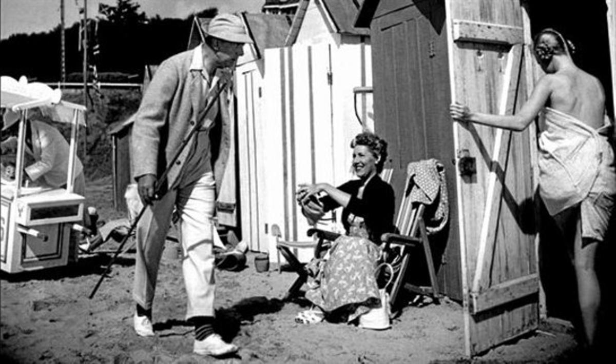 El senyor Hulot (Jacques Tati), amb els seus inconfusibles pantalons curts, en una escena del film. El senyor Hulot (Jacques Tati), amb els seus inconfusibles pantalons curts, en una escena del film.