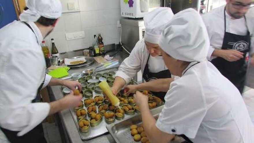 Los futuros cocineros del Oriente aprenden en Llanes los secretos del cabrales