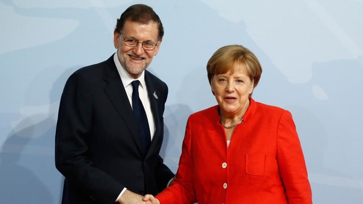 El presidente Mariano Rajoy junto a la canciller Angela Merkel.