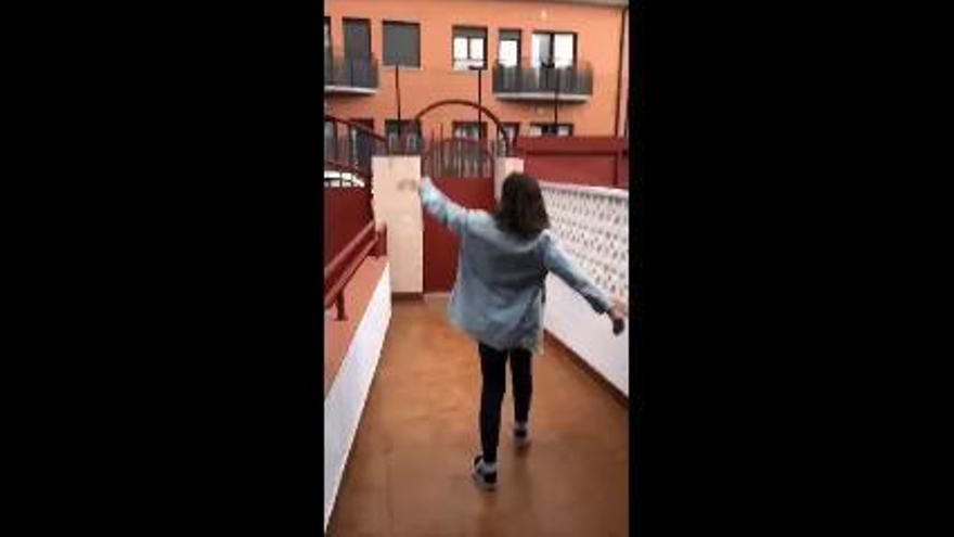 Dos jóvenes amenizan las tardes a los mayores de la residencia Caser