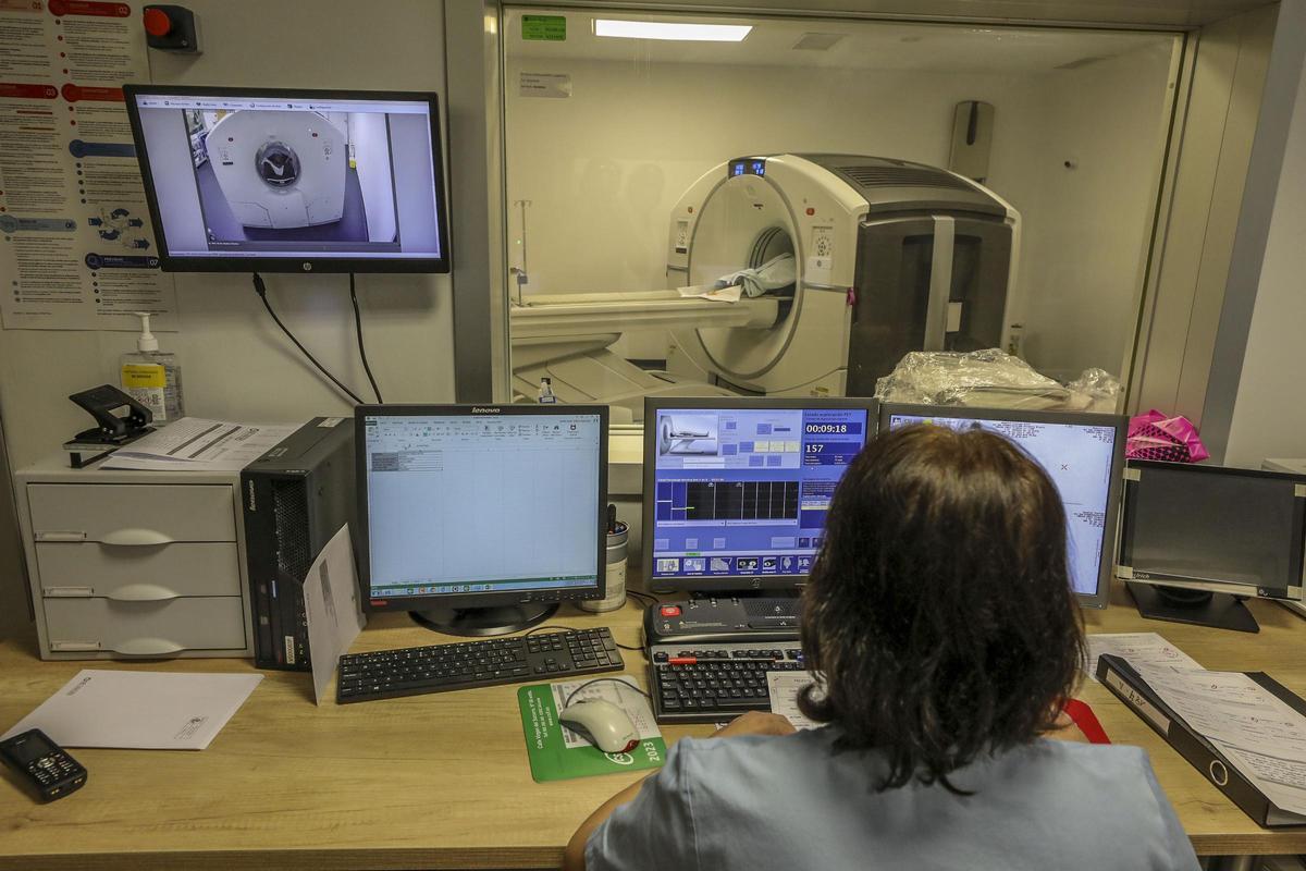 Un paciente pasa una prueba en un aparato de Medicina Nuclear del Hospital del Vinalopó, en una imagen de archivo