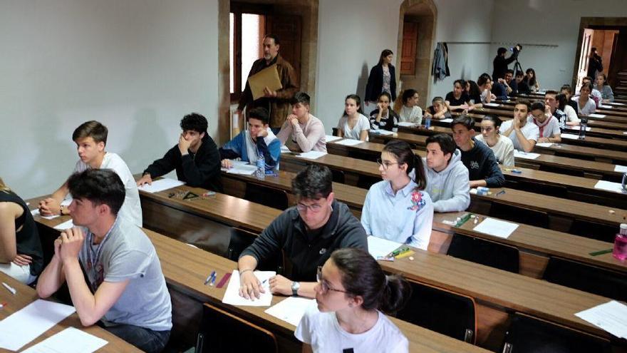 Estudiantes se presentan a la evaluacion de Bachillerato en el distrito de Salamanca.