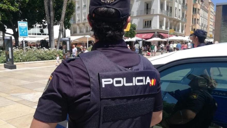 Agente de la Policía Nacional en Málaga.