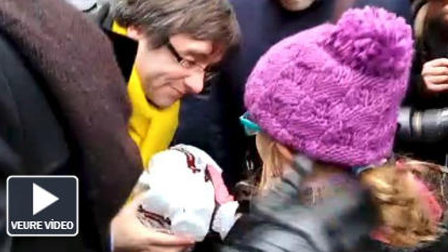 Una nena de Figueres entrega a Puigdemont bombons de la pastisseria dels seus pares