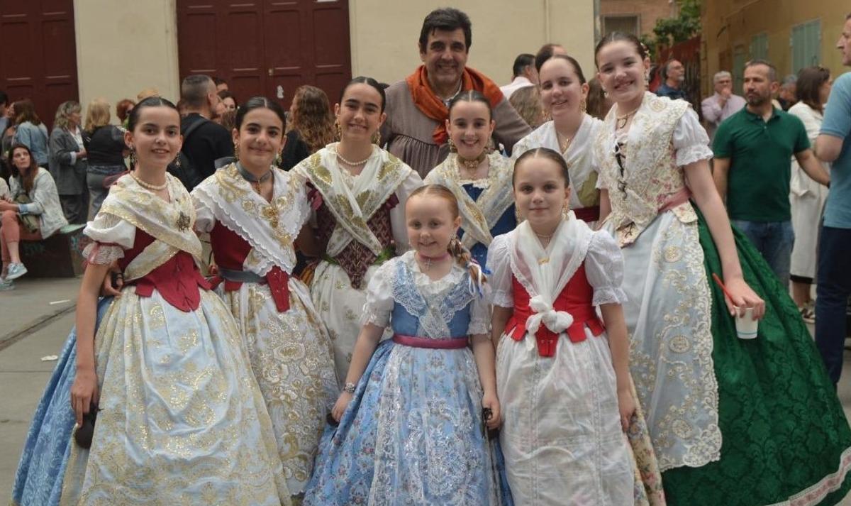 Con infantiles de la Agrupación del Carmen, a los que enseñaba a bailar la "dansà"
