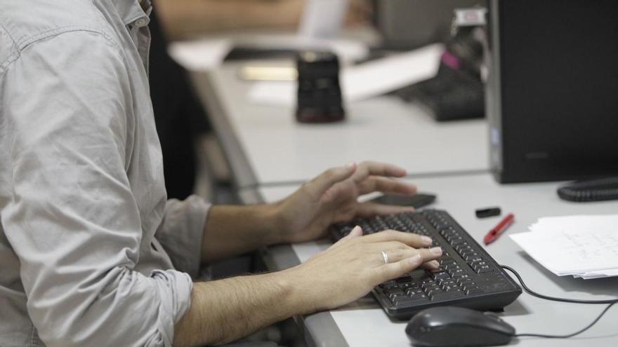 La administración pública no siempre vigila el horario de su