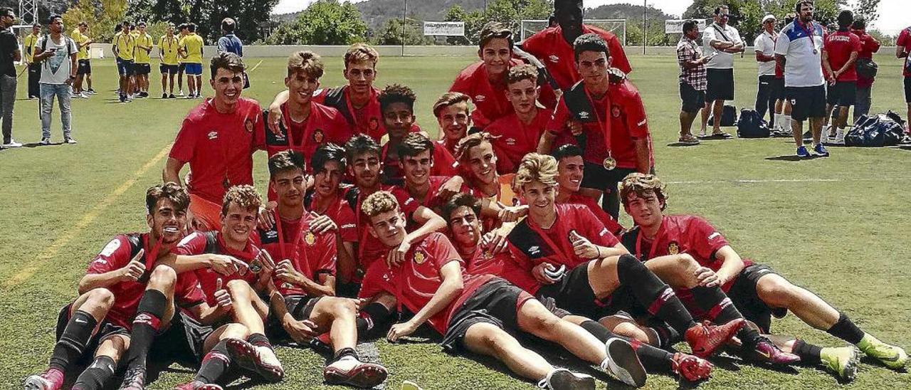 El Mallorca cadete posa con el trofeo de campeón de Balears.