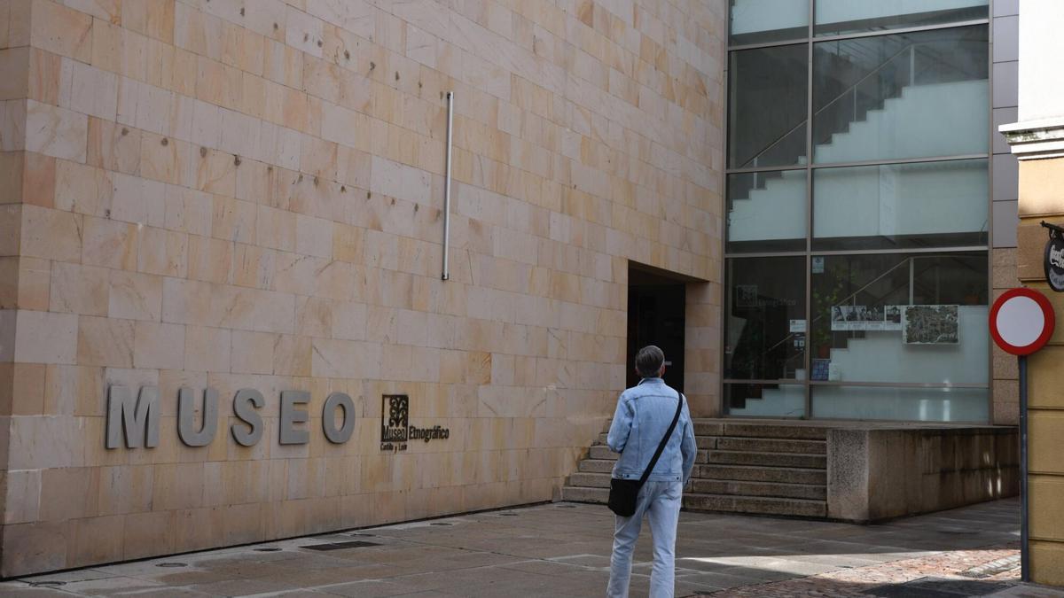 Un hombre en las inmediaciones del Museo Etnográfico de Castilla y León.