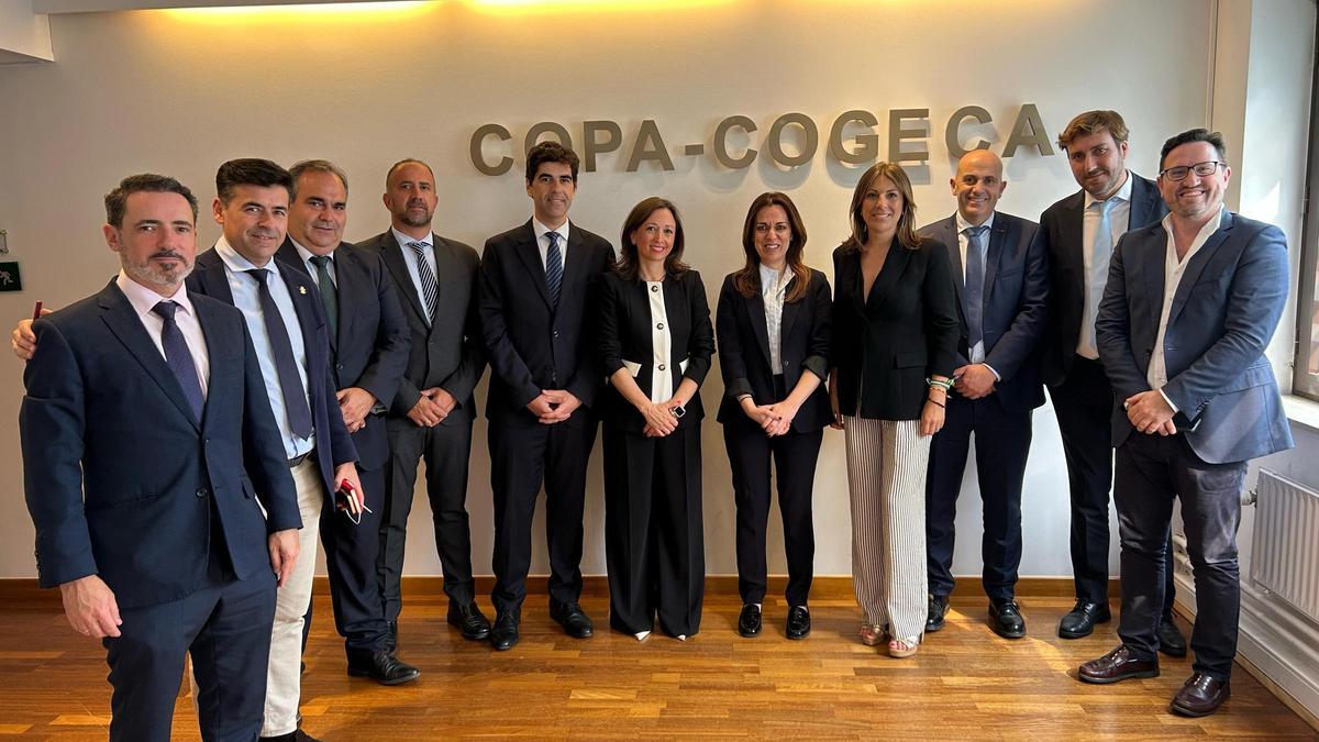 Patricia Navarro, José Ramón Carmona y varios alcaldes del PP, en la primera reunión en Bruselas.