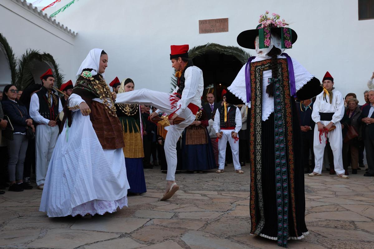 Descubre las mejores imágenes de las fiestas patronales de la Cala Sant Vicent