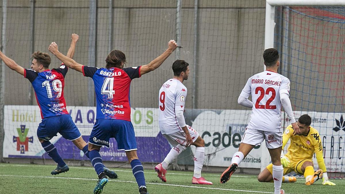 Pana y Gonzalo celebran el primer tanto del Langreo ante la Cultural Leonesa. | Irma Collín