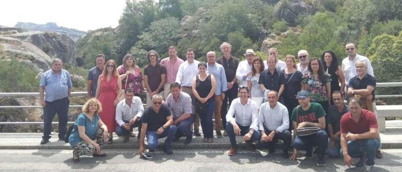 Representantes de los concellos por los que discurre el Camiño de Braga a Santiago, ayer, con el conselleiro en Melgaço. // Xunta de Galicia