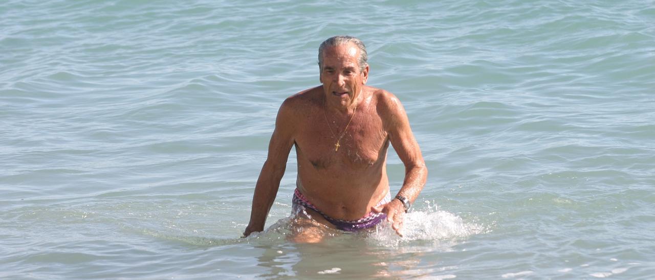 José Morante, octogenario bañista de invierno, en un chapuzón en enero de 2004 en Málaga.