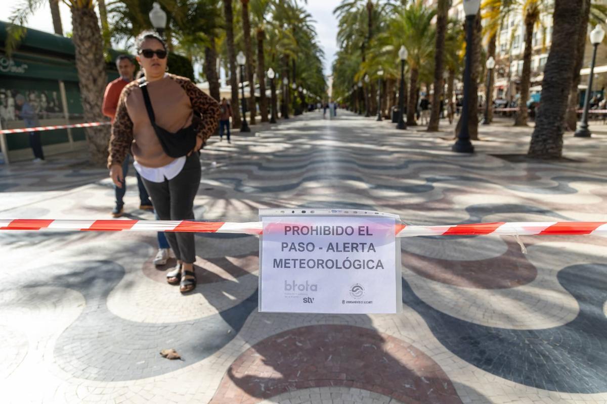 Cierran la Explanada por la alerta naranja por viento pero la gente sigue entrando
