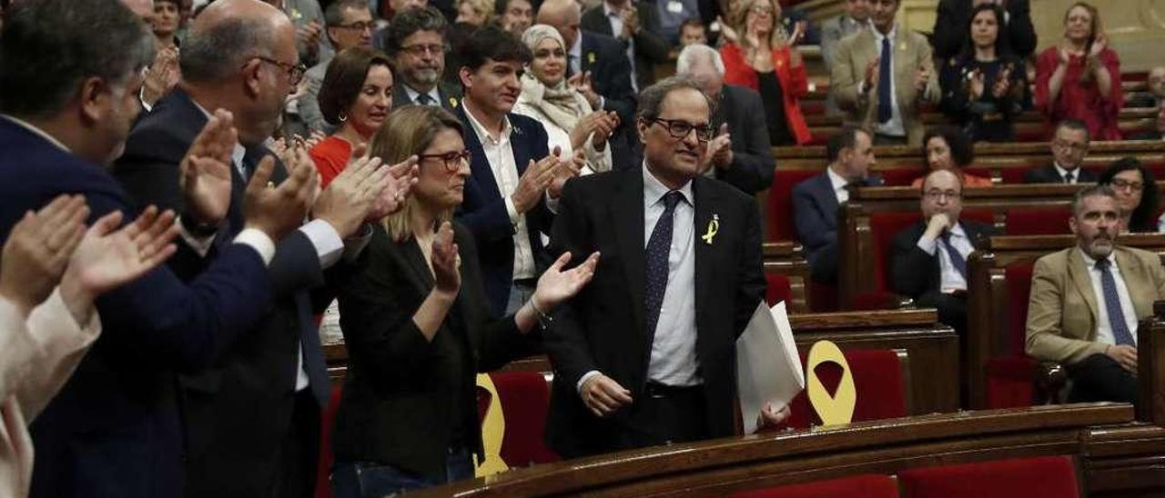 Torra recibe el aplauso de los diputados independentistas después de su discurso de investidura. // Reuters