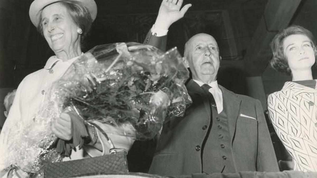Instantánea de Francisco Franco acompañado por su esposa, Carmen Polo de Franco y la princesa de España doña Sofía, en un momento de la XIII Demostración Sindical celebrada en el Estadio Santiago Bernabéu con motivo de la festividad de San José Obrero.