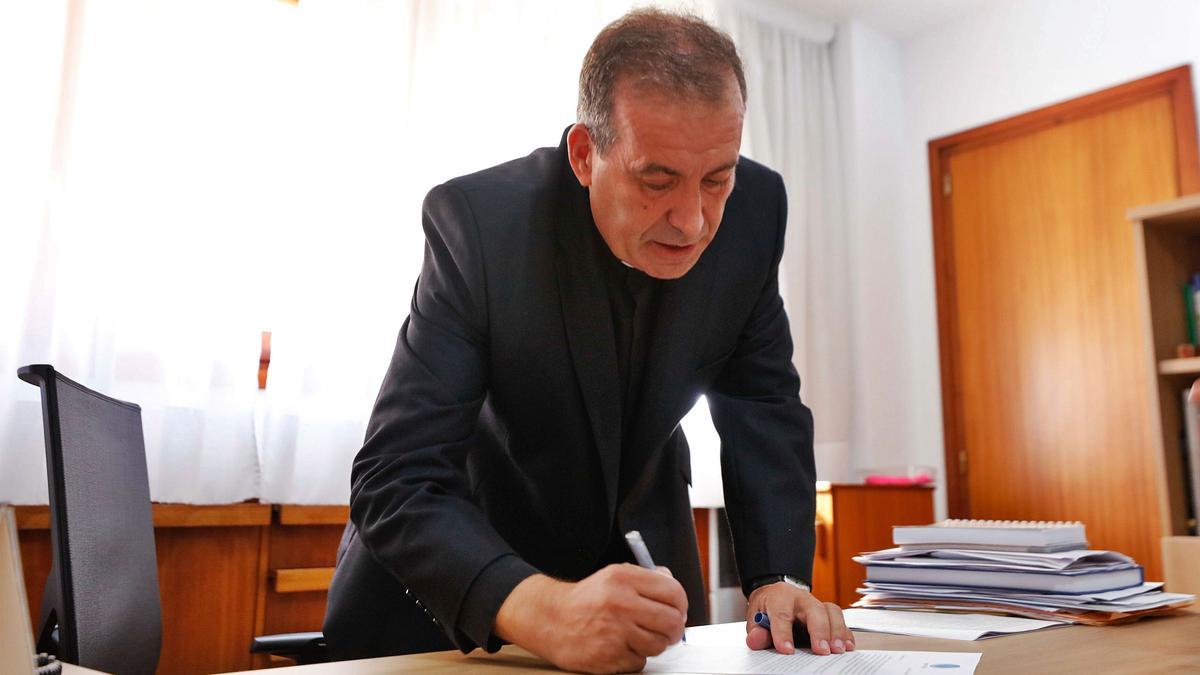 Vicent Ribas firma un documento en su despacho del obispado de Ibiza