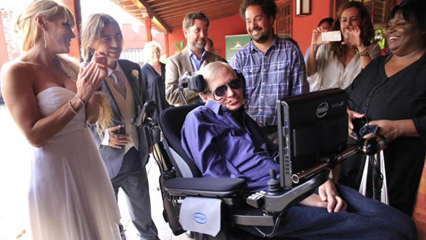 Inés y Pedro se fotografían junto a Stephen Hawking y el presidente del Cabildo, Carlos Alonso.