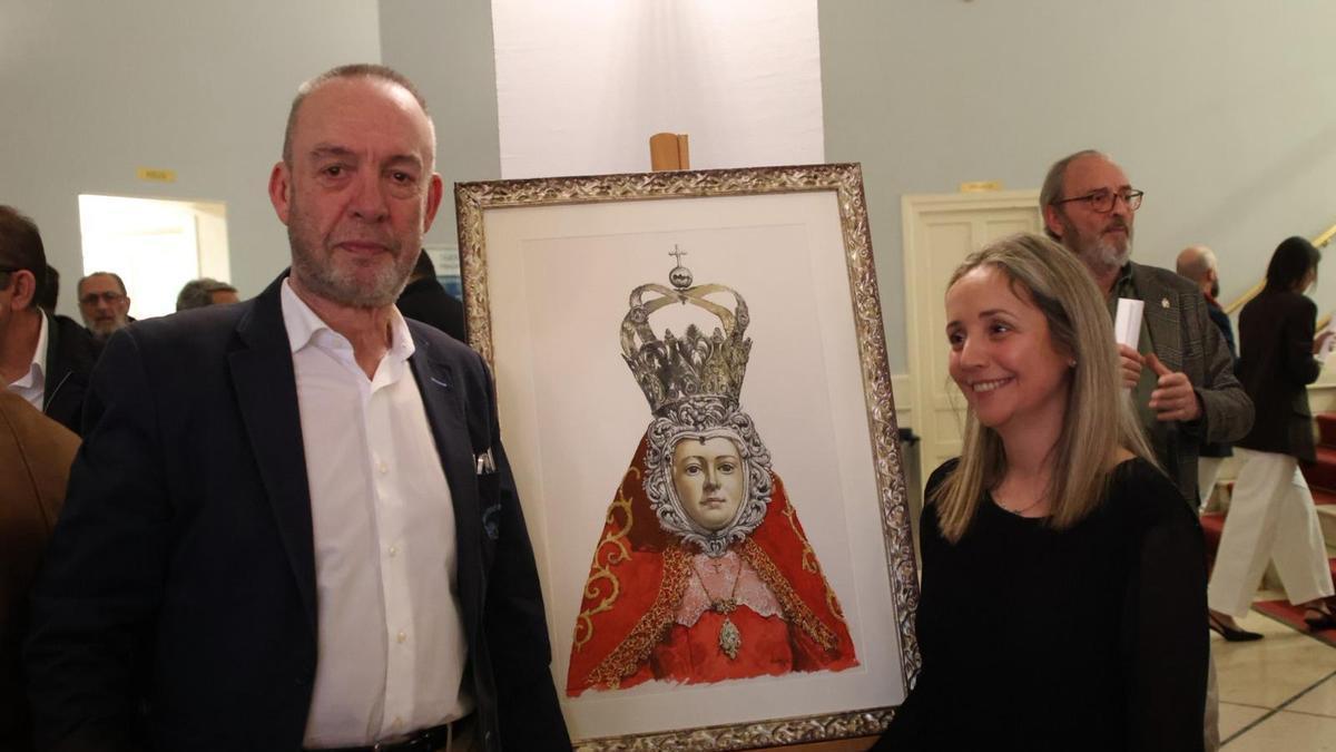 El artista Fernando Lozano Bordell junto a su acuarela y a la presidenta de la Concha, Belén Panero, en el vestíbulo del Principal
